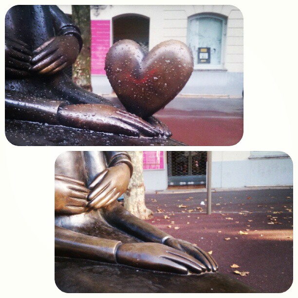 Someone has nicked the heart! Översta bilden tagen i juni, den undre i augusti. #peynet #staty #heart #hjärta #coeur #Antibes #Love