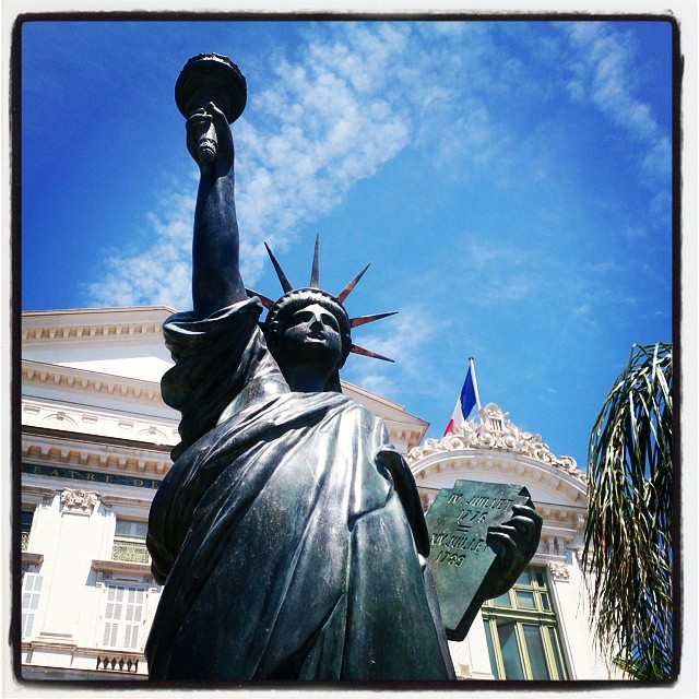 Den är ju yttepytteliten! #Frihetsgudinnan #Franskafrihetsgudinnan #Nice #MittNice #cotedazur #rivieran #staty