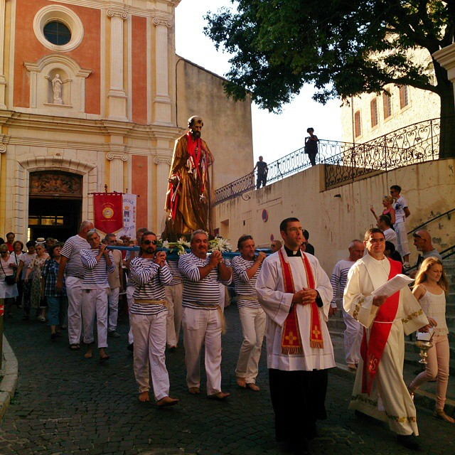 Saint Pierre leaving the cathedral this morning. Fiskarnas #saintpierre har firats hela helgen i #Antibes. Nu på förmiddagen har statyn burits runt av barfota sjömän i en procession. #RuntAntibes