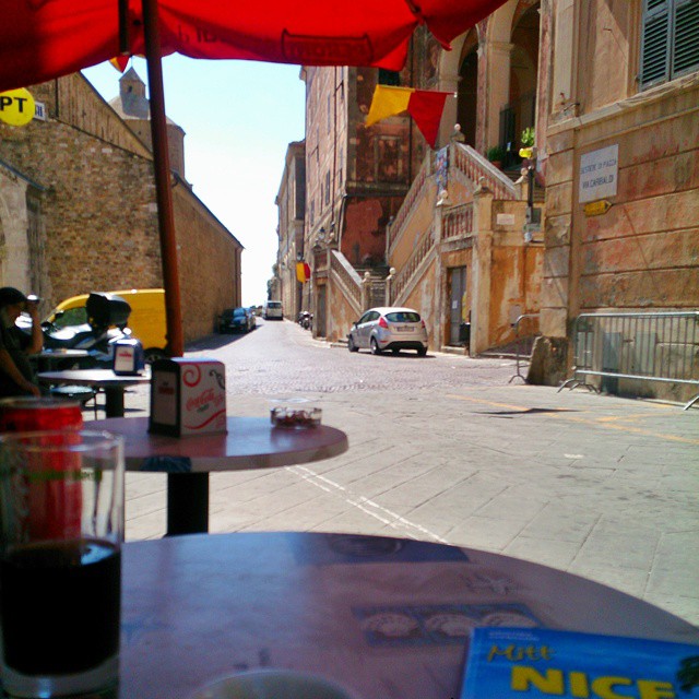 Det här är avkoppling för mig, att sitta med en kopp italiensk espresso och titta på människor som passerar förbi. En nunna, en polischef i full utstyrsel och så diverse män i ledighetskommitten på vespor. #gamlastan #ventimiglia #mittnice #RuntAntibes