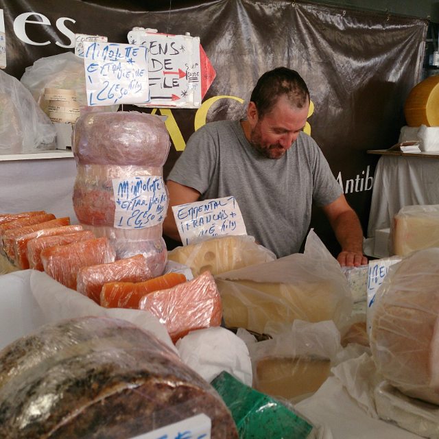På söndagar finns det tre stånd som säljer ost på marknaden i Antibes. Två av dem är som tagna ur en turistbroschyr: snygga högar med perfekta ostar, vackra och tydliga skyltar och provsmakning. Sedan har vi det här... Det utmärker sig med marknadens längsta kö. Gissa var jag handlar ost! Idag blev det Sarde (italiensk pecorino-historia), Tomme de Savoi (koost fr bergen) och Chevre Magnifique (hårdost på getmjölk). #marchéprovençal #runtantibes #MittNice #ost #marknad #antibes #franskarivieran #franskmat #franskost