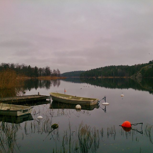Startar veckan på bästa sätt med promenad runt #Rönningesjön. För två år sedan fotade jag en häger här. Vi såg den idag också men antingen var det vass ivägen eller så flög den bort. Det finns faktiskt flygande änder i den här bilden, om man tittar mycket nära. #sjö #spegling #litenbåt #täby#Swedishlake #höstnyanser