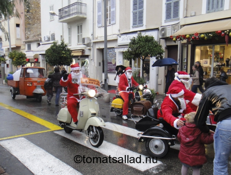 jultomtar på veteranvespa