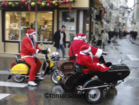 jultomtar på veteranvespa