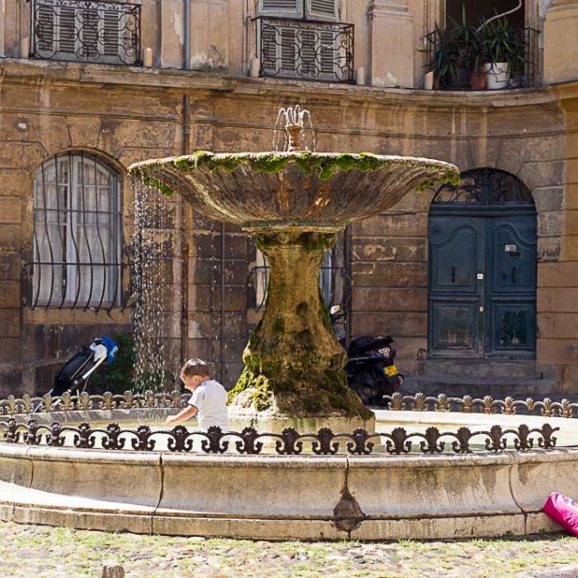 Fontän på Place d\'Albertas i Aix en Provence