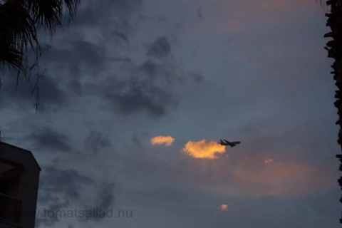 flygplan och dramatiska moln