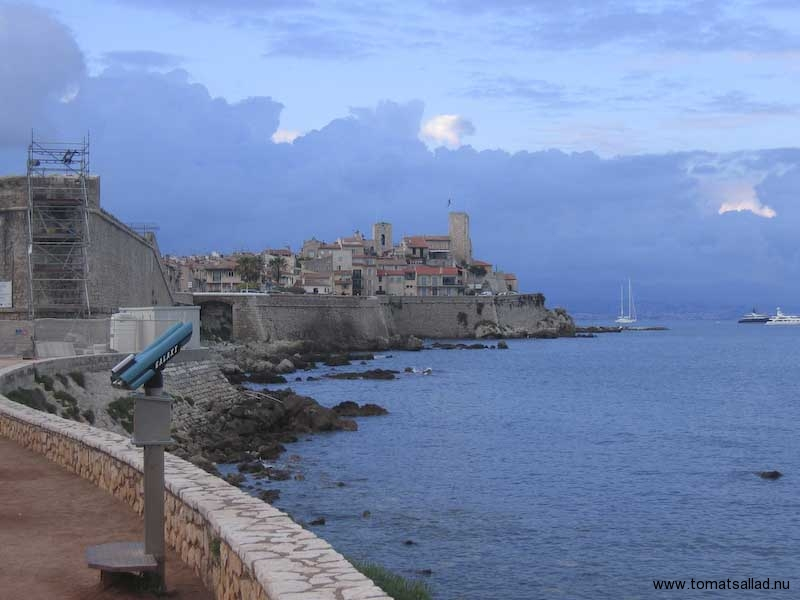 Gamla Antibes i kvällsljus