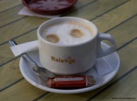 En kopp fransk kaffe med mjölk