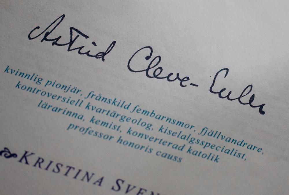 Förstasidan på min B-uppsats med Astrid Cleve von Eulers namnteckning