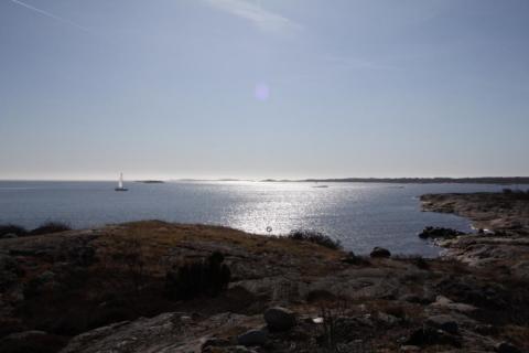 segelbåt rundar Donsö för motor