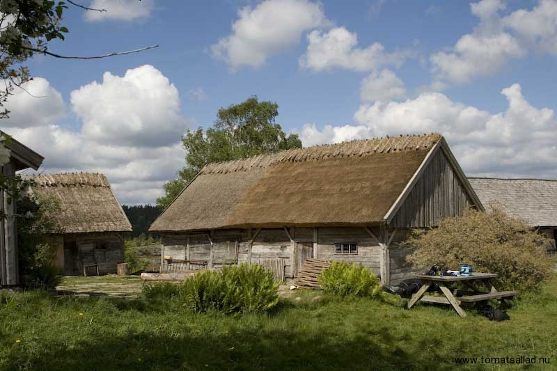 Ulliga moln ovanför grått hus - blir det mer svenskt?