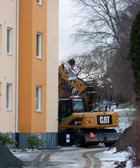 grävskopa eller traktor svänger runt hörnet