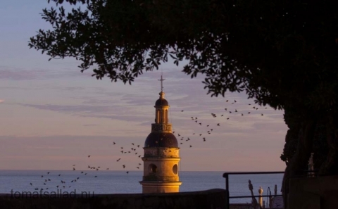 kyrktorn i Menton kyrktorn i Menton