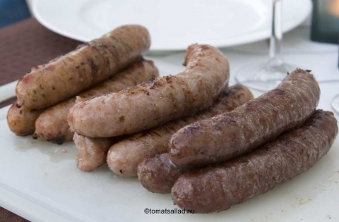 Härligt fat med grillad korv Härligt fat med grillad korv