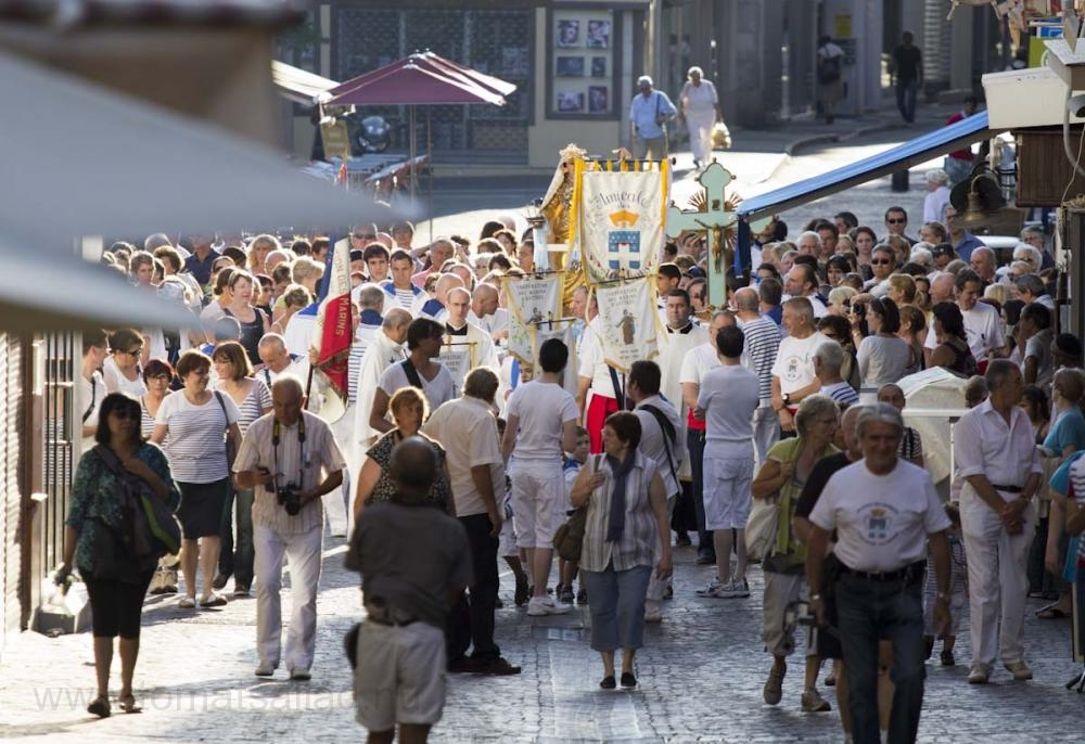 Ett av otaliga stopp på Notre Dames de Bon Ports färd