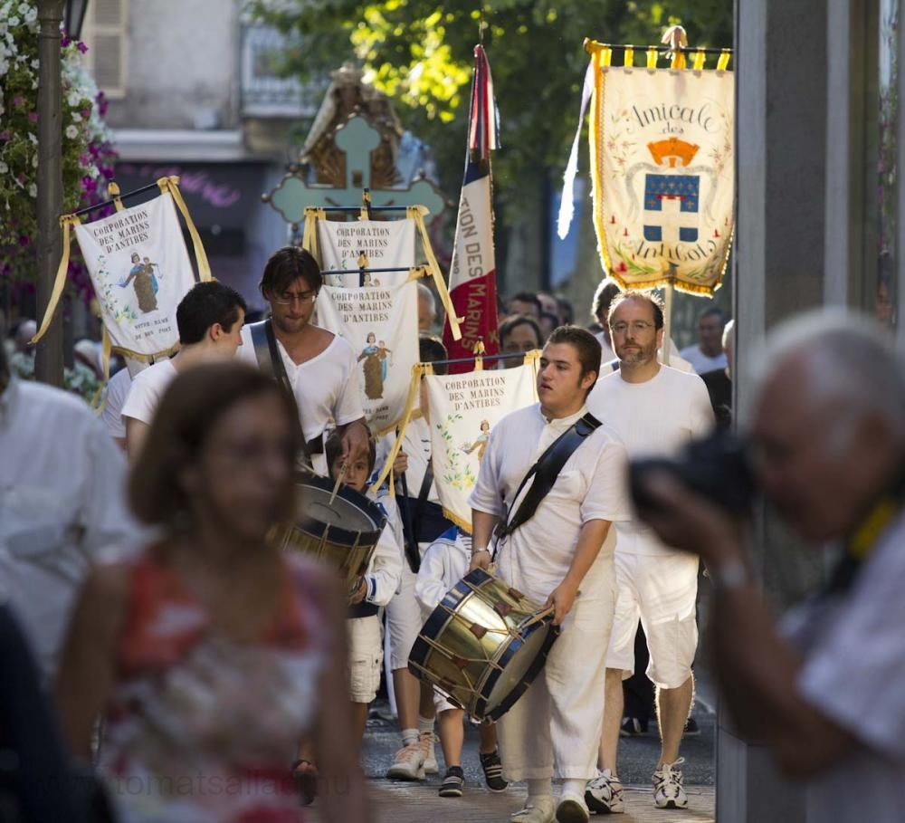 Procession genom centrala Antibes