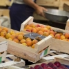 lådor med aprikoser på marknaden i Aix en Provence