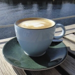 snygga blå kaffekoppar på restaurang Vatten