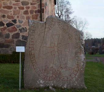 runsten utanför Vallentuna kyrka.