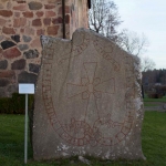 runsten utanför Vallentuna kyrka.