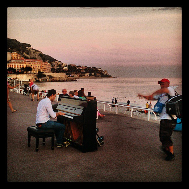 Taking #busking seriously - bringing a #piano to #laProm. Only om #cotedazur #Nice #promenadedesanglaise