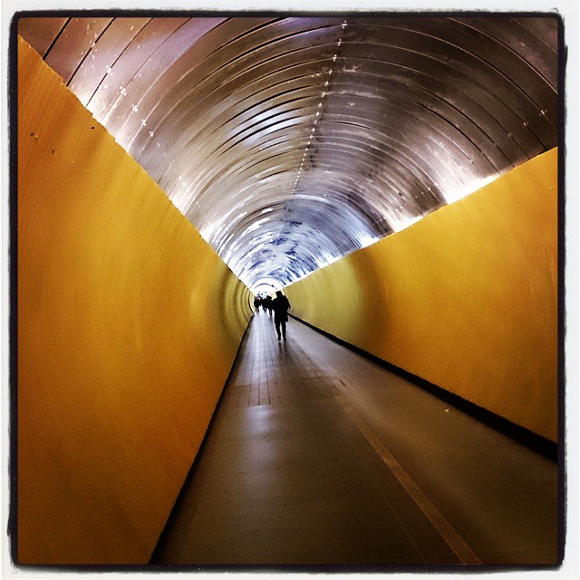 Det finns ett stort fel med den här bilden som jag inte noterade när jag tog den. Det retar mig rejält. #tunnel #Stockholm