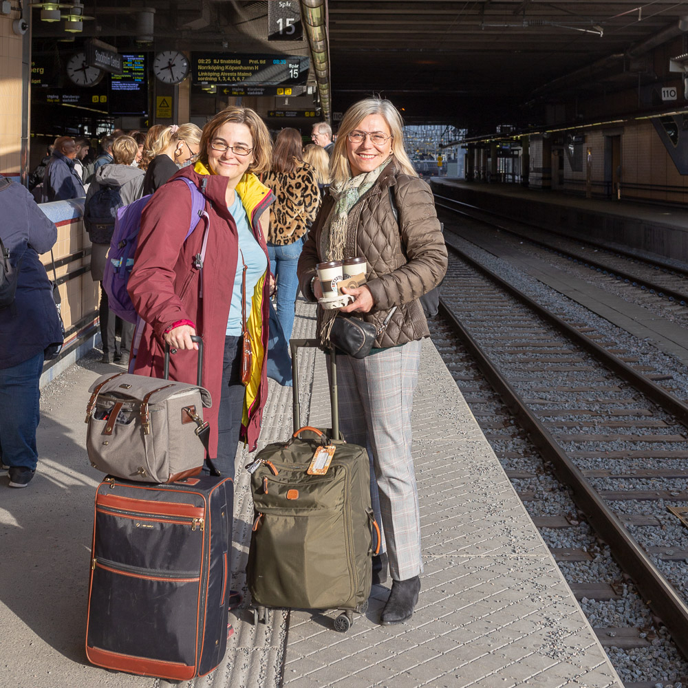 Kristina Svensson och Maria Unde Westerberg tillsammans med resväskor väntar på tåget. 