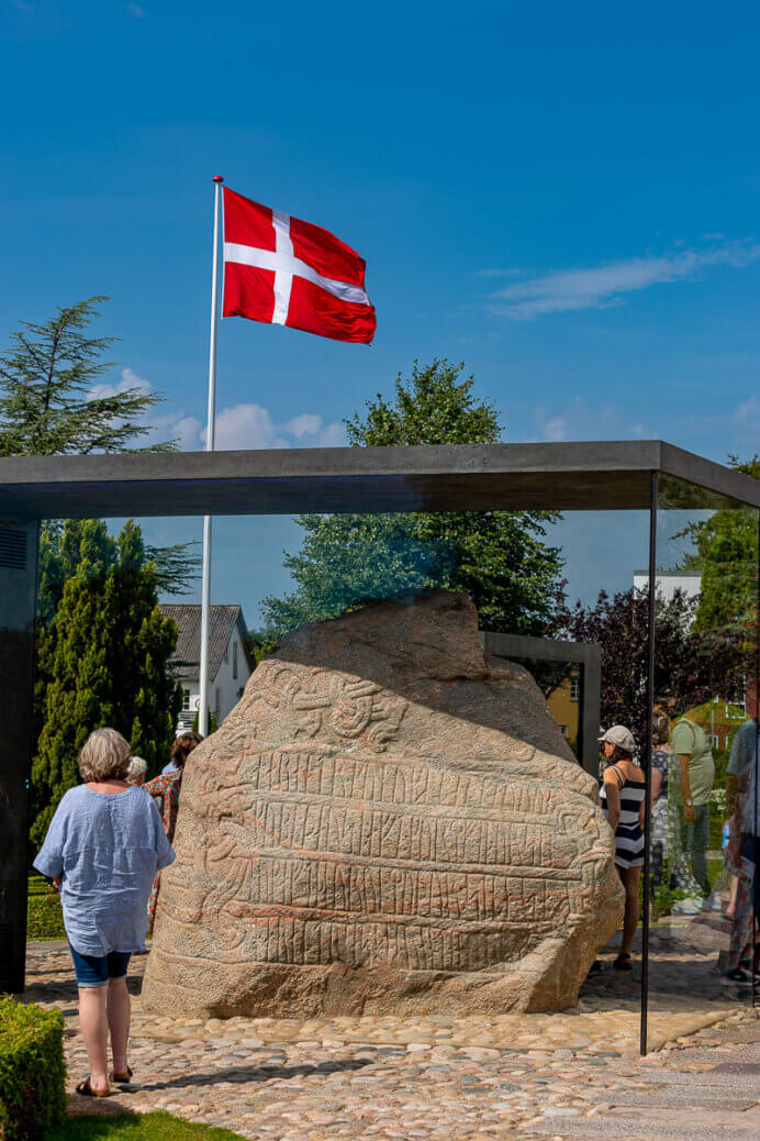 Jellingmonumenten. Här Harald Blåtands runsten. 